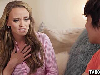 पतली ब्लोंड स्टेपमॉम की टाइट चूत स्टेपसन को टैबू मॉन्स्टर लंड राइड के लिए ललचा रही