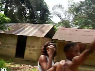 देसी काली मिल्फ अफ्रीकी बॉयफ्रेंड को बाहर रफ चुदाई देती