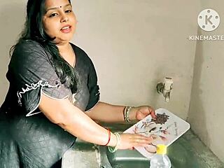 देसी बीवी किचन काउंटर पर झुककर पड़ोसी लड़कों से रफ हार्डकोर पाउंडिंग