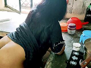 देसी बीवी किचन काउंटर पर झुककर पड़ोसी लड़कों से रफ हार्डकोर पाउंडिंग