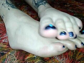 i pour oil on my sexy tattooed feet for your jerk off 😏