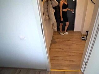 स्टेपसिस ने गर्लफ्रेंड रोल में धोखा दिया गलती से टाइट चूत में क्रीमपाई