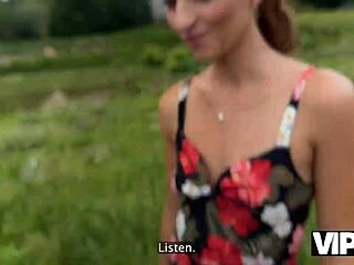 गांव की हॉट लड़की दादी जाते रास्ते अजनबी को चूत फ्लैश कर प्लम्स गिराई